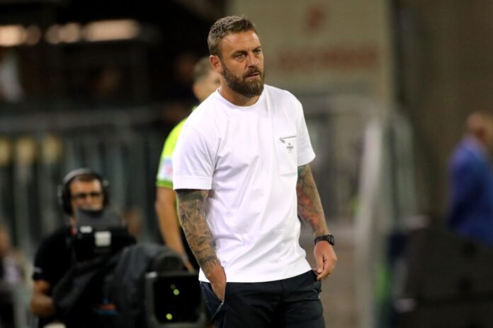 CAGLIARI, ITALY - AUGUST 18: Roma's coach Daniele De Rossi looks on during the Serie A match between Cagliari and AS Roma at Sardegna Arena on August 18, 2024 in Cagliari, Italy.