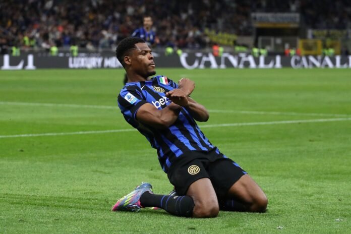 MILAN, ITALY - MAY 18: Denzel Dumfries of FC Internazionale celebrates after scoring their team's second goal during the Serie A match between FC Internazionale and SS Lazio at Stadio Giuseppe Meazza on May 18, 2025 in Milan, Italy.